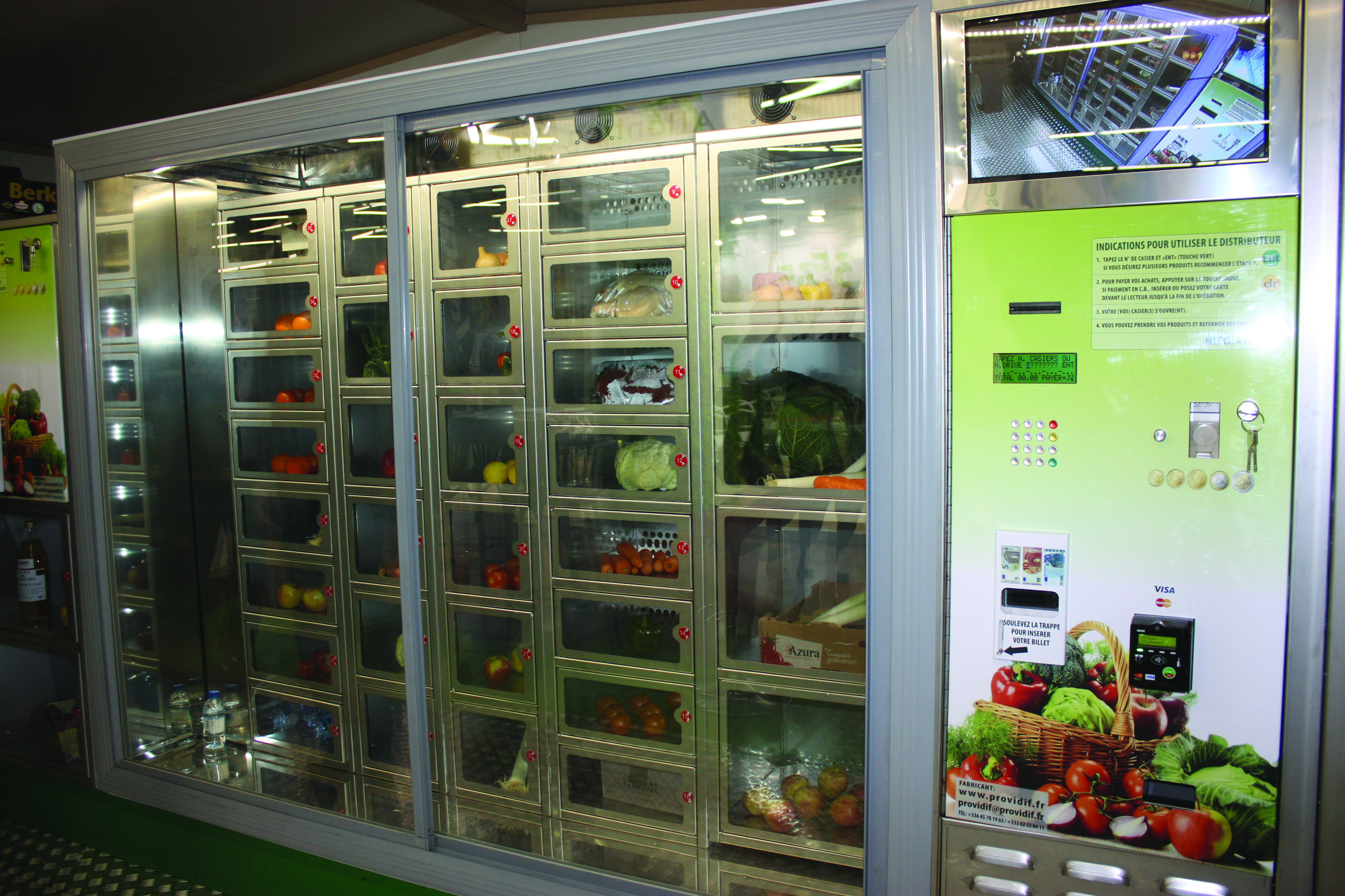 Автомати для свіжих овочів, фруктів та навіть зелені – тут забирають інтернет-замовлення 